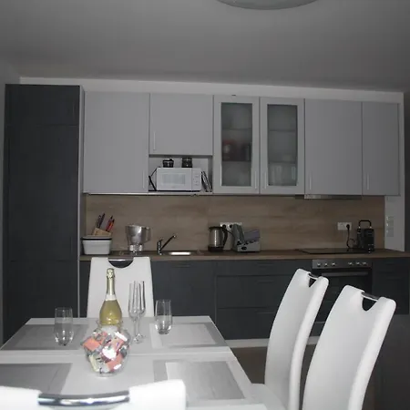 Moderne Gartenwohnung Naehe Lkh Univ Klinikum Apartmán *